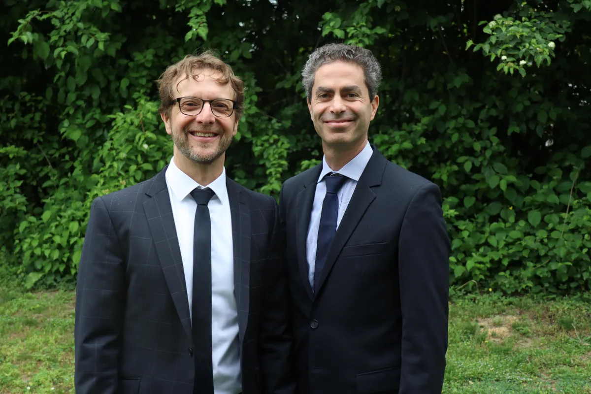 sandro_kriesch_und_david_michels Im letztem Sommer übernahm David Michels (r.) die Stelle des Bischofs von seinem Vorgänger Sandro Kriesch (l.)., In der Schweiz lebt David Michels mit seiner Familie seit elf Jahren.