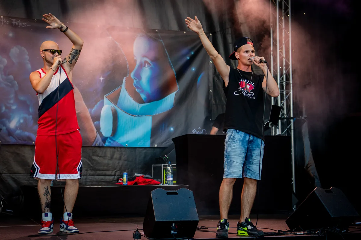 dsc_1219 Nico Pedrett (l.) und Sandro Badstuber sind ein Herz und eine Seele - auf, aber auch neben der Bühne., Die beiden Fehraltorfer Rapper hoffen auf mehrere Live-Auftritte dieses Jahr.