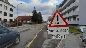 20200128_153553 Die Hermikonstrasse ist in einem «sehr, sehr schlechten Zustand», darüber war man sich am Montag einig., Unter dem Belag siehts noch schlimmer aus: Die Werkleitungen hätten schon vor Jahren saniert werden müssen.