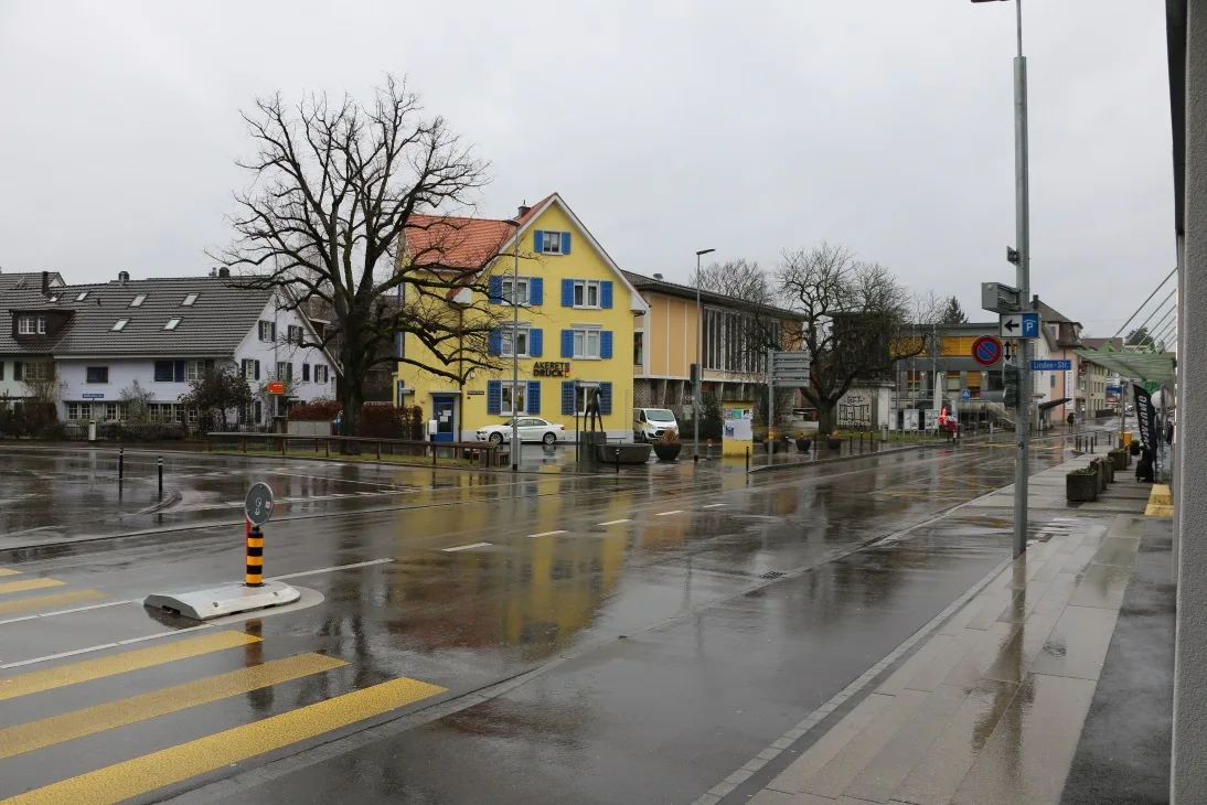 Auf dieser Strassenverzweigung im Zentrum von Dübendorf ereignete sich der tödliche Verkehrsunfall.