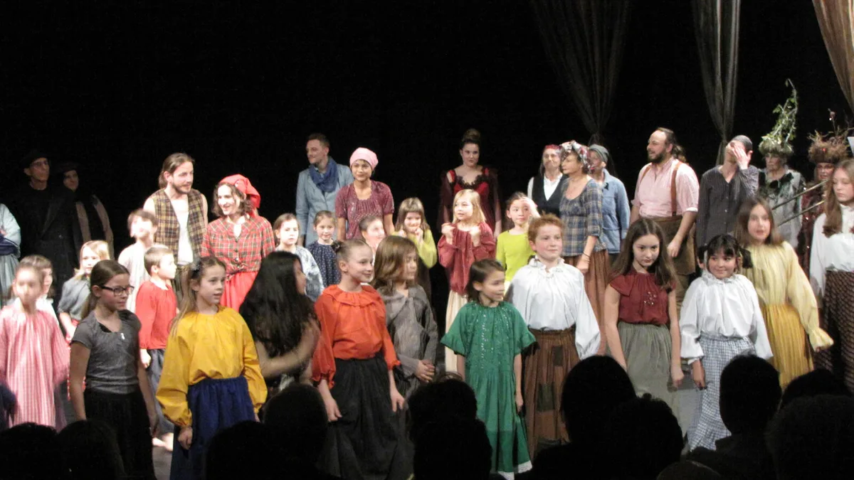 so-2 Der Zeller Kinder- und Jugendchor spielte zusammen mit dem Chortheater.