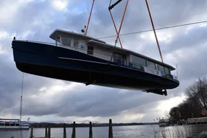 sei_0179 Die «David Herrliberger» ist eines von zwei Schiffen die am Mittwoch aus dem Greifensee gehoben werden., Die Vorbereitungen dafür beginnen bereits am Morgen. Auch dabei ist Taucher Pascal Kaufmann., Für die Schifffahrts-Genossenschaft Greifensee ist er öfters im Einsatz., Die Auswasserung wird wegen eines Defekts an einem Ruder ein Jahr früher durchgeführt. , Mit einem Ruderboot kommen die Mitarbeiter zum Schiff., Die Sicht ist unter Wasser nicht besonders gut. Nur ein bis zwei Meter kann der Taucher wegen des aufgewühlten Grundes sehen., Die Gurten sind angelegt, bald kann es losgehen., SGG-Verwaltungsratspräsident Allen Fuchs beobachtet die Aktion aufmerksam., Für die Arbeiter der Transportfirma geht es zurück an Land., Auch für den Taucher gibt es eine Pause., Die «David Herrliberger» wird angehoben., Der Kran schafft die 48-Tonnen-Last mühelos. Er kann bis zu 500 Tonnen heben., Das Schiff wird an einem Baum und einem Bootsunterstand..., ... auf die nahe gelegene Wiese gehoben. Dort bleibt es bis zum Ende der Unterhaltsarbeiten.