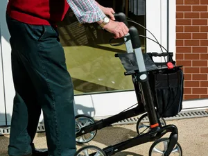 rollator-2298056 Laut einer Umfrage der Gemeine Greifensee wollen viele Einwohner auf ein Pflegeangebot im Dorf zugreifen können. , So sehen die Erweiterungspläne der Stiftung «Zentrum im Hof» aus., Aus vier Projekten ging dieses als Sieger hervor.