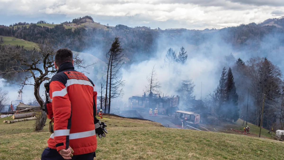 grossbrand-wolfsberg-bauma_18_von_22 Wegen Sturm Sabine ist ein ganzer Weiler abgebrannt. Böen wehen mit bis zu 120 km/h über den Wolfsberg., Das Feuer wurde der Kantonspolizei um 7.39 Uhr gemeldet., Die regionalen Feuerwehren arbeiten zusammen., Sie legen mehrere Kilometer Schläuche., Auch Schutz und Rettung und die Rega sind vor Ort., Die fünf Häuser im unteren Wolfsberg gibt es nicht mehr...., ... Sie sind bis auf die Grundmauern niedergebrannt., Das Feuer ist mittlerweile gelöscht., Die Luftaufnahme zeigt das Ausmass der Katastrophe., Die Feuerwehr hatte keine Chance. Der Sturm hat das Feuer mit aller Kraft kontrolliert.