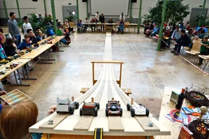 pinewood_leo_0878 Die Bahn ist zwölf Meter lang und hat eine Gegensteigung, weshalb das schwerste Auto nicht automatisch das schnellste ist., Rennleiter und Organisator Urs Löffel., Ja genau, da ist auch eine Crèmeschnitte im Startfeld., Es geht nicht nur um das schnellste Autöli, prämiert werden auch die schönsten und originellsten. , Die Rennen finden in der Zwicky-Fabrik statt., Das ist der Rennsatz, den die Teilnehmer bekommen. , Man sieht es: Hier waren nicht nur Kinder am Werk.