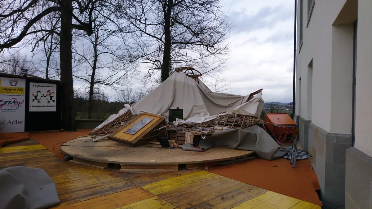 jurte_0 Sabine hat die Jurte beim Eisfeld Grüningen zerstört., Sägen im Dunkeln - das blühte vielen Feuerwehrleuten wie in Dübendorf, Dieser Baum ist in einer Garageneinfahrt in Wetzikon gelandet., Das Baugespann auf der Trompete muss weg - deshalb ist die Bahnhofstrasse Wetzikon momentan einseitig gesperrt., In Wald kollidierte ein Passagierzug mit einem Baum., So siehts im Zug nach der Kollision mit dem Baum in Wald aus., Das Baugespann auf der Trompete in Wetzikon ist dem Sturm zum Opfer gefallen - es donnerte auf die Bahnhofstrasse., Dieser Baum hat die Alpenstrasse in Dübendorf zeitweilig lahmgelegt., Sabine sorgt für Ärger am Kebabstand am Bahnhof Wetzikon., Das erste Sturmeinsatzbild der Feuerwehr Wetzikon-Seegräben - wegen eines Werbeschildes in Oberwetzikon., Die schöne Seite des Sturms - eine Aufnahme vom Bachtel zur Morgendämmerung wurde auf Facebook gepostet.