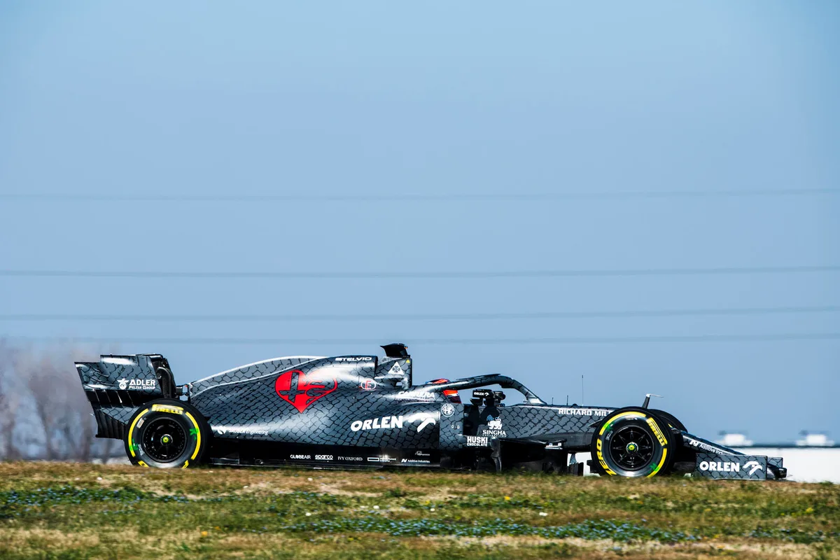 2020_shakedown_fiorano Sieht aus wie eine Schlange: Der C39 beim «Shakedown»., 33 Runden fuhr Kimi Räikkönen in Fiorano., Die Schlangenhaut legt das Auto aber bald wieder ab.