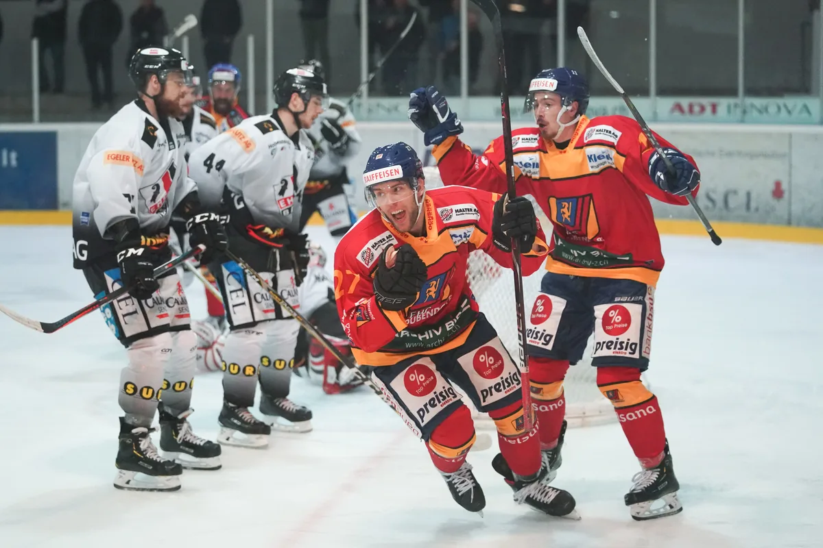 sport_16102019_eishockeyduebendorfbasel_dku_4_ Die EHCD-Stürmer Alessio Pozzorini und Damon Puntus wollen auch heuer gegen Basel jubeln.
