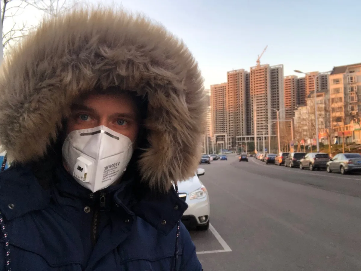 https-zueriost-ch-sites-default-files-media-2020-02-19-3-jpg Raphael Zumsteg aus Hittnau sitzt bei seinen Schwiegereltern in China fest. Schuld ist das Coronavirus., Autos, Busse, Züge und Flugzeuge verkehren keine. Auf den Strassen herrscht Totenstille., Zumsteg und seine Frau Xiameng vertreiben sich die Zeit mit Badminton und Medienkonsum., Menschen sieht man gemäss Zumsteg praktisch keine. Die Angst vor dem Virus sei zu gross., Auf offener Strasse wurde die Temperatur der einzelnen Bewohner gemessen., Einkaufen können Zumsteg und seine Frau zwar nur alle drei Tage - an Lebensmitteln mangle es jedoch nicht.