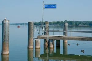 1404_rewi_s2_schiffsteg_moenchaltorf Beim Schiffssteg in Mönchaltorf wurde gebaggert. Arbeiter haben im Auftrag der Gemeinde die Ablagerungen entfernt., Somit können dort Schiffe, wie die «Stadt Uster», wieder anlegen.