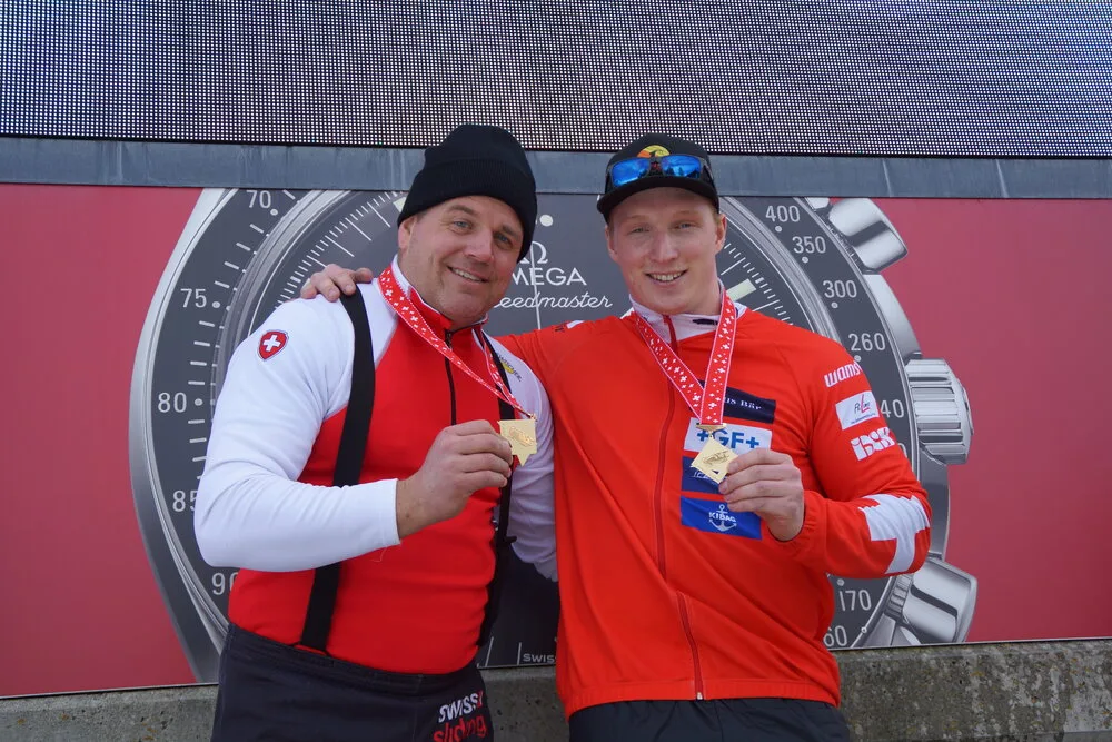 Altmeister Beat Hefti mit Dominik Schläpfer., Dominik Schläpfer kam erst 2018 erstmals mit dem Bobsport in Berührung., Der Wilemer Dominik Schläpfer bei seinem ersten Weltcup-Einsatz im Zweierbob von Pilot Cédric Follador in La Plagne.