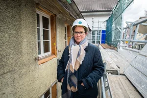 uster_06032020_umbaualteshaus_sbo_33 Christiane Thomas, Architektin und Spezialistin für Denkmalpflege, war vom Alter des Hauses in der Zentralstrasse überrascht., Zurzeit wird das Haus umgebaut., Im niedrigsten Raum des Hauses können nur Leute unter 1,7 Meter stehen., Auf dem Dachstock des Ustermer Wohnhauses hat sie Holzbalken entdeckt..., Diese wurden mittel eines dendrochronologischen Verfahrens untersucht. Dabei kam heraus, dass das Haus 400-jährig ist., Das Güllenloch im Keller lässt auf einen ehemaligen Stall schliessen., Die Fenster werden restauriert. , Geschliffen und eingeölt kann das Holz einst wieder in neuem Glanz erstrahlen.