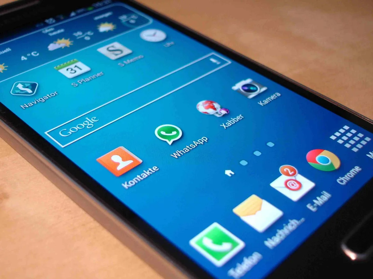 «Nur schnell» vom Handy aus ein verbotenes Filmchen versenden kann schon genügen, um ein Strafverfahren auszulösen.