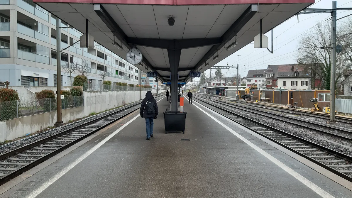 20200310_083022 Die SBB erhöhen das Perron bei den Gleisen 3 und 4 auf 55 Zentimeter., Der Umbau kostet 5,7 Millionen Franken, für die Stadt fallen keine Kosten an., Ab Dezember können Zugreisende in Dübendorf stufenfrei in Niederflurzüge einsteigen.