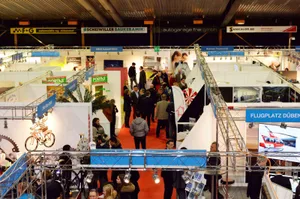 duebi_gewerbemesse_29_preview Die Dübi-Mäss findet alle drei Jahre statt; die 13. Ausgabe brachte den Veranstaltern kein Glück., OK-Chef Andy Halter an der Dübi-Mäss 2017., Der grösste Teil der Ausstellung ist in der Eishalle, deshalb steht den Veranstaltern nur ein kleines Zeitfenster zur Verfügung., 20'000 Besucherinnen und Besucher kamen an die Dübi-Mäss 2017.