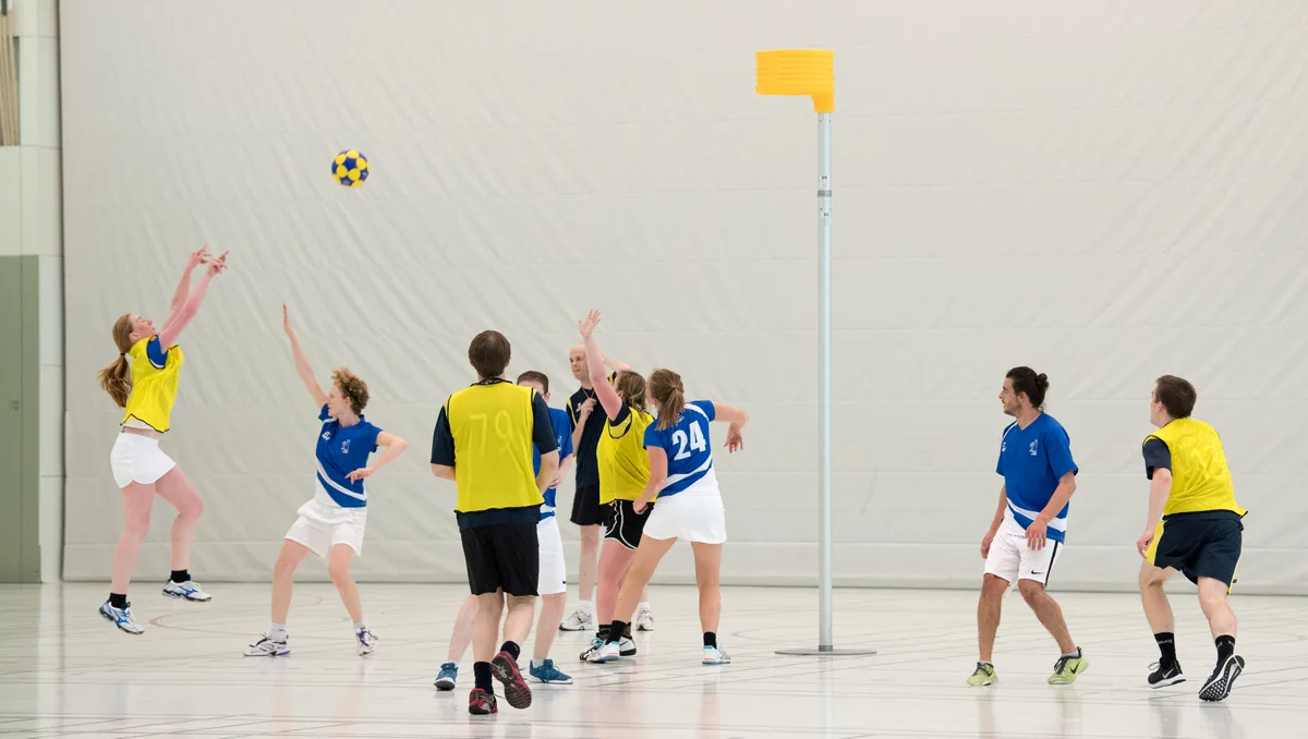 Der Korfball Club Zürich (Louisa Carlisle, Zweite von links) bei einem Freundschaftsturnier gegen ein Team aus London., Louisa Carlisle (in blau) kennt den Sport aus ihrer Studienzeit in England., Mit dem Nationalteam erfolgreich: Die Schweiz qualifizierte sich für die EM.
