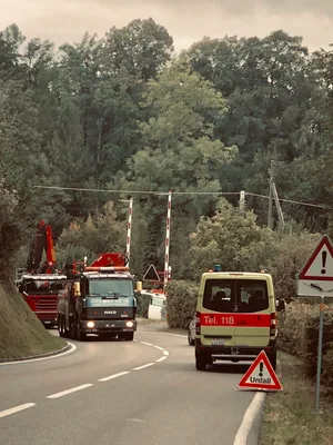 20_img_1807_korr Der ausgefahrene Kran des Lastwagens (links) hatte unter anderem die Fahrleitung heruntergerissen.