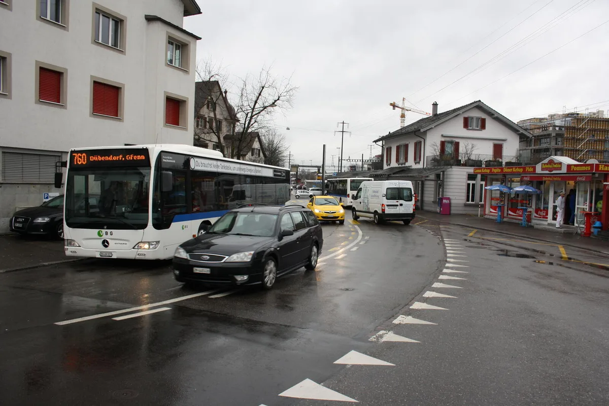 Das mögen die Dübendorfer nicht so gern: Verkehr am Bahnhof., Davon wollen viele Dübendorfer mehr: Grünfläche zwischen Wallisellen- und Birchlenstrasse.