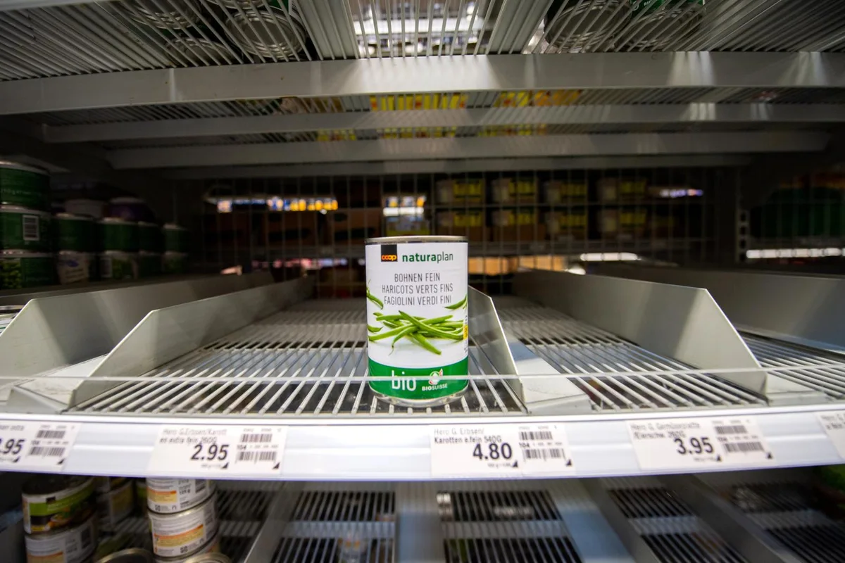 Die Büchse wird sich nicht lange einsam fühlen müssen, denn bald ist sie weg., Mindestens so viel Stress wie das Pflegepersonal: Coop-Mitarbeiterin füllt im Hinwil Center das Zuckerregal auf., Mehl kann man nie genug zu Hause haben., Wer eine Zeitung abonniert hat, ist klar im Vorteil: Blick auf das Regal, wo es einst Toilettenpapier gab., Gesunde Ernährung ist wichtig, so gesehen handeln die Kunden richtig., Tomatenprodukte sind aktuell sehr beliebt., Wer sich ein schönes Brot backen wollte, sollte sich eine andere Beschäftigung suchen., Immerhin: Ein bisschen Schoggi hats noch., Super, zu gewinnen gibt es einen Gutschein für eine Kreuzfahrt., Da greifen wir doch zu: Hamsterszene im Migros Uster., Haushaltspapier ist das neue WC-Papier., Im Aldi Pfäffikon waren die Leute so verzweifelt, dass sie sogar glutenfreie Pasta kauften., Beliebtes Fotosujet: Leergeräumtes Regal im Oberland Märt.