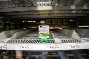 hinwil_14032020_leereregalecoop_sbo_4_preview Die Büchse wird sich nicht lange einsam fühlen müssen, denn bald ist sie weg., Mindestens so viel Stress wie das Pflegepersonal: Coop-Mitarbeiterin füllt im Hinwil Center das Zuckerregal auf., Mehl kann man nie genug zu Hause haben., Wer eine Zeitung abonniert hat, ist klar im Vorteil: Blick auf das Regal, wo es einst Toilettenpapier gab., Gesunde Ernährung ist wichtig, so gesehen handeln die Kunden richtig., Tomatenprodukte sind aktuell sehr beliebt., Wer sich ein schönes Brot backen wollte, sollte sich eine andere Beschäftigung suchen., Immerhin: Ein bisschen Schoggi hats noch., Super, zu gewinnen gibt es einen Gutschein für eine Kreuzfahrt., Da greifen wir doch zu: Hamsterszene im Migros Uster., Haushaltspapier ist das neue WC-Papier., Im Aldi Pfäffikon waren die Leute so verzweifelt, dass sie sogar glutenfreie Pasta kauften., Beliebtes Fotosujet: Leergeräumtes Regal im Oberland Märt.
