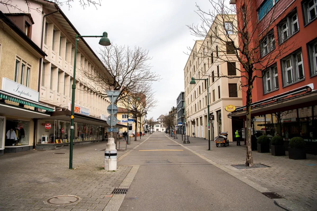 Uster im Standby-Zustand., Der Ustermer Stadtpark: Normalerweise tummeln sich hier zur Mittagszeit die Menschen. , Wer Einsamkeit sucht, der findet sie., Verkehr wie an einem Sonntagmorgen: Im Bild das Zentrum von Uster. , Einkaufszentrum Illuster: Viele Läden sind geschlossen. , Der Juwelier hat seinen Laden gleich richtig verrammelt., Sitzen Verboten: Der McDonalds hat auf Take away umgestellt., Tristesse im Uschter 77., Die Menschen ziehts an den Pfäffikersee. , Spaziergang mit Sicherheitsabstand am Pfäffikersee., Krass: Auf dem Joweid-Areal gibt es freie Parkplätze., Mehr Abstand geht nicht: Zwei Herren geben sich am Bahnhof Wetzikon alle Mühe, sich nicht gegenseitig anzustecken., Eingangskontrolle vor dem Dübendorfer Stadthaus.