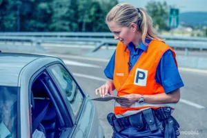 polizei_vp_196_kpzh Bei einer Kontrolle in Pfäffikon kam’s aus: Der 90-Jährige hinter dem Steuer des Autos hatte keine Ausweis.