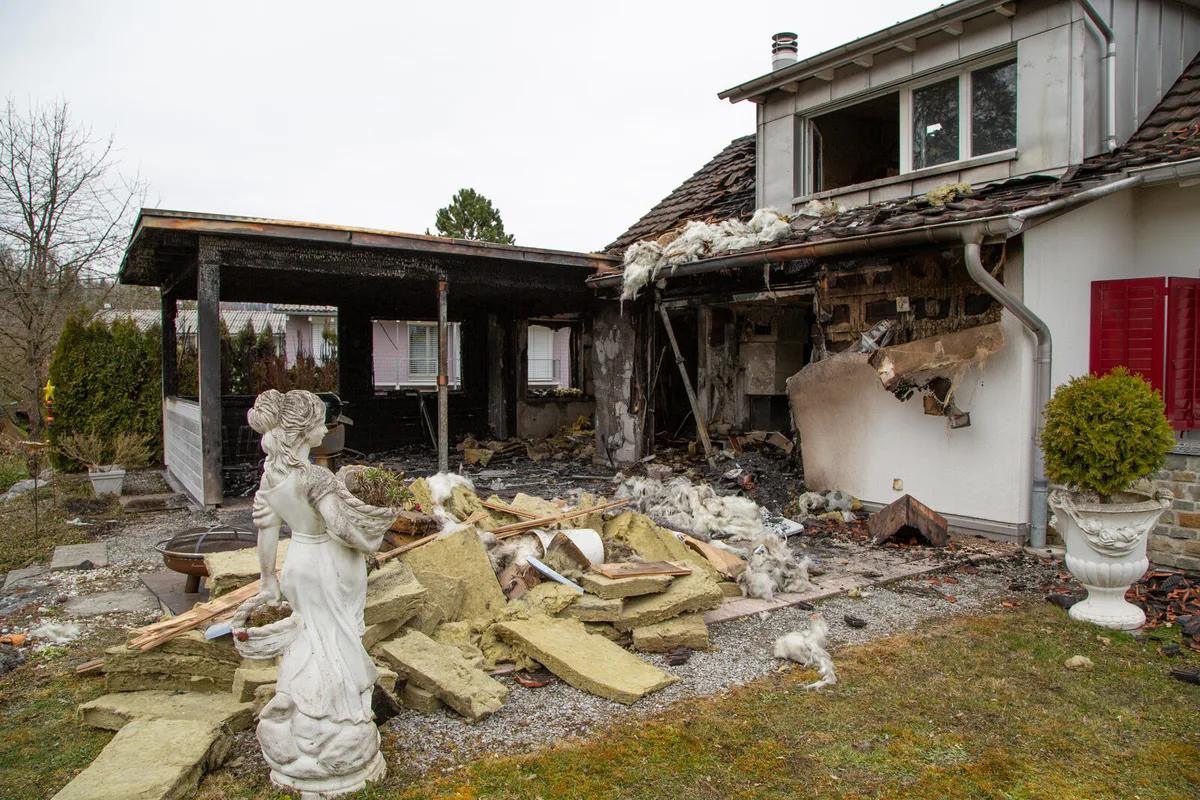 106a1480 In Schutt und Asche: Das Wohnhaus in Rämismühle wurde Opfer der Flammen., Das Feuer war am frühen Sonntagmorgen ausgebrochen., Die Feuerwehren waren schnell vor Ort und begannen mit den Löscharbeiten., Das Feuer war bald unter Kontrolle., Trotzdem wurde das Haus komplett zerstört.