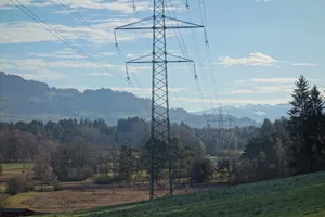 dsc04135 Die Starkstromleitung von Aathal zum Betzholz durchquert das Moorschutzgebiet Ambitzgiriet. , Bei der Gossauer Aussenwacht Grüt kommt die Hochspannungsleitung den Häusern sehr nahe., Im Gebiet Rinderbrunnen geht die Hochspannungsleitung an der Gossauer Aussenwacht Grüt vorbei., Zwischen Allenwinden und dem Grüt führt die Leitung weiter zum Ambitzgiriet., Die Hochspannungsleitung nach Grynau tangiert im Betzholz den Autobahnkreisel.