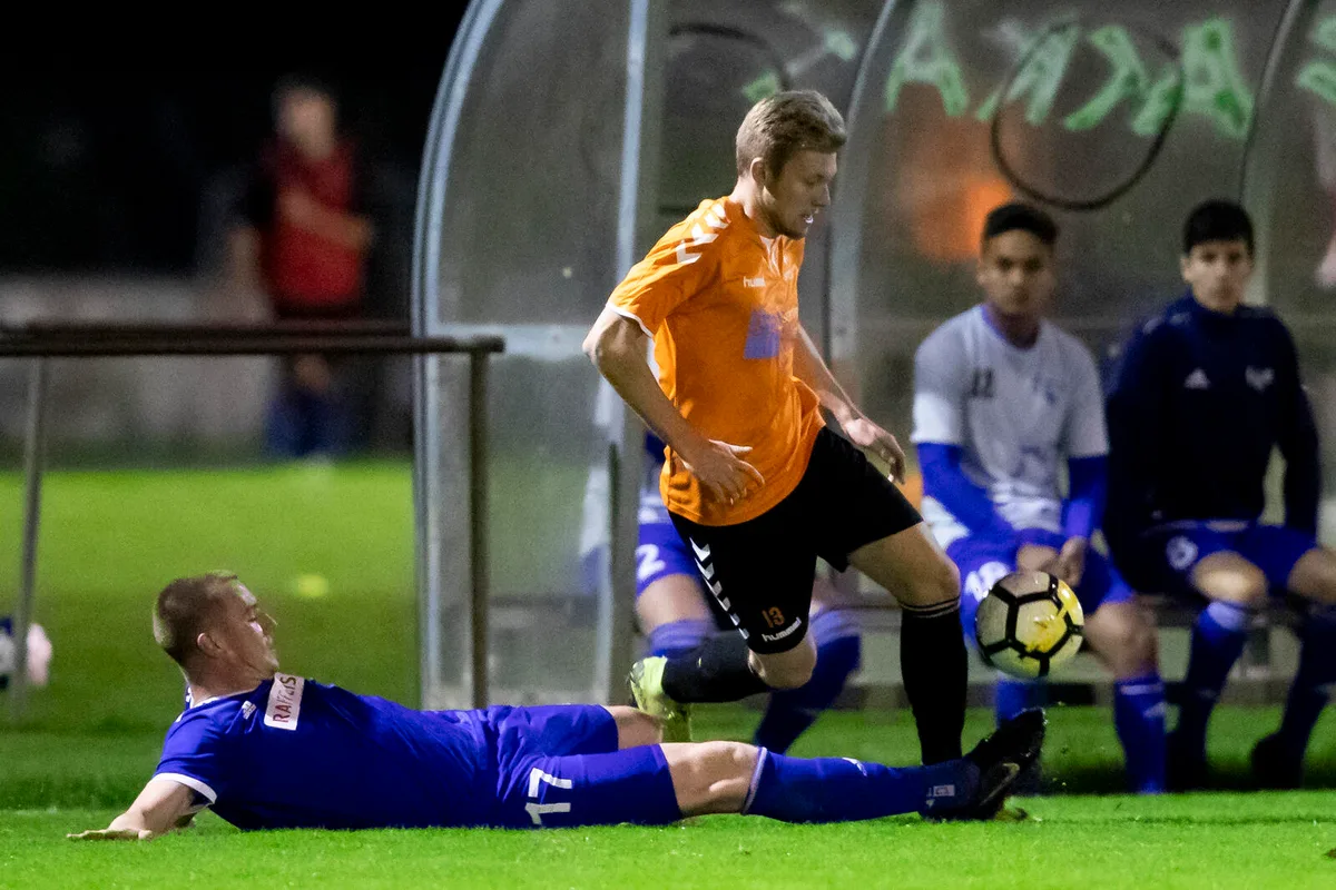 Effretikon (in blau) und Dübendorf würde ein Saisonabbruch wohl helfen., Der FC Pfäffikon (Gino Mächler) muss auf eine Fortsetzung der Meisterschaft hoffen.