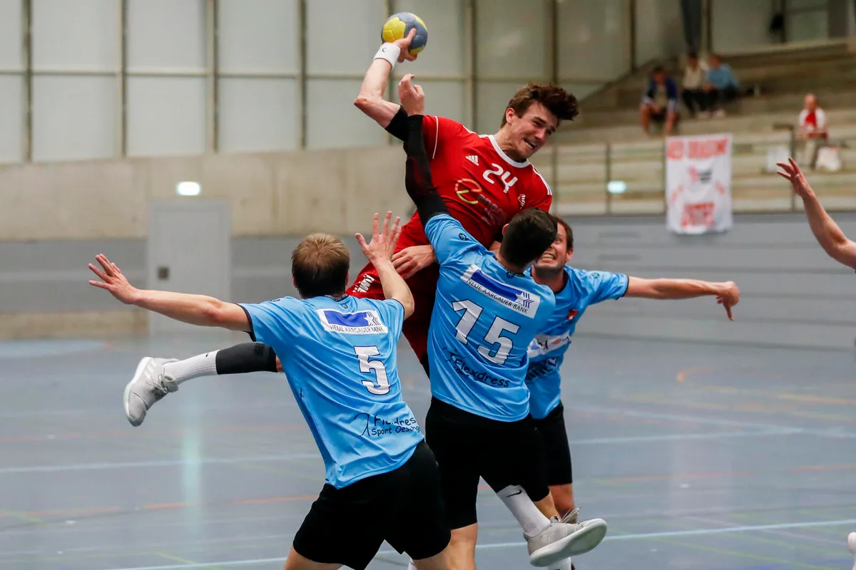 Usters Peter Balsiger war von seinen Gegnern oft nicht zu stoppen., Ein grosser Rückhalt: Usters Goalie Fabrizio Steiner vereitelte viele Chancen.