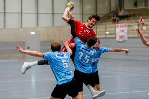 sport_13102019_handball_crm_05 Usters Peter Balsiger war von seinen Gegnern oft nicht zu stoppen., Ein grosser Rückhalt: Usters Goalie Fabrizio Steiner vereitelte viele Chancen.