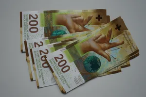 15_finanz_zweihunderter_2_eh Ein Bargeldtransfer nach Russland führte zu einem Strafverfahren im Zürcher Oberland.
