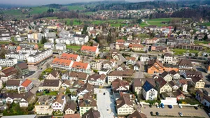 aaapfaeffikon_21032020_luftaufnahmen_sbo_11 Ein stetiges Auf und Ab: Die Jahresrechnung 2019 bringt allerdings nicht viel Grund zur Sorge. , Das Plus ist zwar klein, aber er ist da. (Grafiken in 1000 Franken), Das Nettovermögen der Gemeinde beträgt 15,09 Millionen Franken., Der Steuerfuss in Pfäffikon konnte auf 110 Prozent belassen werden., Die hohen Investitionen machen der Gemeinde aber langfristig zu schaffen.