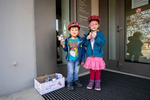 moenchaltorf_03042020_coronaosterhasenaktion_sbo_1 Die beiden Kinder freuen sich, dass sie das Versteck vor der Gemeindeverwaltung entdeckt haben., Ein Schokoladenhase pro Kind – mehr erlauben die Eltern nicht., Was die Eltern und die Kinder nicht wissen, hinter dem Gebäude steht ein unberührter Karton voller Hasen vor der Kellertür., 4000 Hasen waren es zu Beginn der Suche., Geplündert ist bereits der Karton vor der Kirche. , War's der Pfarrer?, Auch beim Laden der Müller und Jusell AG gibt's Osterhasen. Wo, wird nicht verraten., Die Osterhasen sind im ganzen Dorf verstreut., Das kann zu Missverständnissen führen.