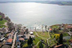 pfaeffikon_21032020_luftaufnahmen_sbo_4 Weniger Bevölkerungsaufmarsch am Pfäffikersee – die Sperrung der Parkplätze soll Entlastung schaffen.