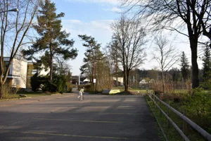 sei_0309_0 Sind die öffentlichen Plätze gesperrt, wie hier vor der Schulanlage Rietwis, weichen die Kinder auf die Parkplätze aus., Vergangene Woche war der Parkplatz bei der Naturstation Silberweide noch gut besucht. Inzwischen ist der Parkplatz gesperrt, Immer noch beliebt ist der Seeplatz Aaspitz, der ...., ...ausser der gesperrten Grillstelle normal begehbar ist., Der Vorplatz des Mönchhofs ist eigentlich nur noch zum Überqueren gedacht. Kinder überqueren den Platz mit Trottinetts., Einsam hängt ein Kapuzenpulli auf dem gesperrten Skatepark. , Auf dem Schwerzi-Areal sind der Fussballplatz..., ...und die Fitnessgeräte mit Sperrband markiert.