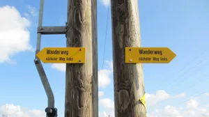wanderweg_0 Hier in der Region scheinen die Wegweiser zum Teil anders aufgebaut zu sein als in den Bergregionen.