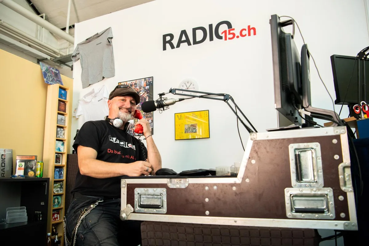 Neu sendet Radio 15 aus der Lagerhalle eines Elektronikartikel-Anbieters an der Steigstrasse in Uster., Ein bisschen Wall of Fame, ein wenig Merchandising-Shop: So sieht der rückwärtige Bereich des Studios aus., Das technische Equipment ist aufgebaut, doch es gibt noch viel zu tun.