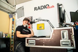 uster_08042020_radio15_sbo_3_preview Neu sendet Radio 15 aus der Lagerhalle eines Elektronikartikel-Anbieters an der Steigstrasse in Uster., Ein bisschen Wall of Fame, ein wenig Merchandising-Shop: So sieht der rückwärtige Bereich des Studios aus., Das technische Equipment ist aufgebaut, doch es gibt noch viel zu tun.