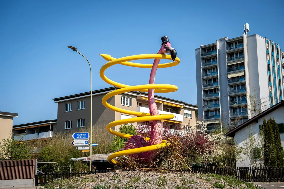 hinwil_12042020_flamingokreisel_sbo_7 Aussergewöhnliches Osternest: Im Hinwiler Spiralkreisel sitzt kein Küken – sondern ein Flamingo., Auf Facebook freuen sich die Hinwiler über die Guerilla-Aktion., Wie das Tier in den Kreisel gekommen ist, ist bisher nicht bekannt.
