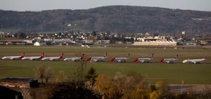 uster_06042020_grounding_crm_5_1 23 Passagiermaschinen säumen die Querpiste in Dübendorf. , B-17 und B-24 standen 1945 am Rande des Militärflugplatzes., Swiss, Edelweiss und Helvetic haben Kurz- und Mittelstreckenflugzeuge umparkiert., Über 100 US-Bomber landeten im Zweiten Weltkrieg in Dübendorf., Rot und Weiss statt Tarnfarben dominieren aktuell auf dem Militärflugplatz Dübendorf., Im Winter 1944/45: «Liberators» (links) und «Flying Fortresses» (rechts) unter dem Schnee., Die Schwanzflossen mit dem Schweizer Kreuz., Im Oktober 1945 wurden die US-Bomber dem breiten Publikum gezeigt., Airbusse A320 und Embraer E190 stehen auf dem Flugfeld in Dübendorf. , Über 70 Bomber wurden nach dem Krieg nach England zurückgeflogen - und dort verschrottet. , Wie lange die Passagiermaschinen noch in Dübendorf bleiben, ist ungewiss.