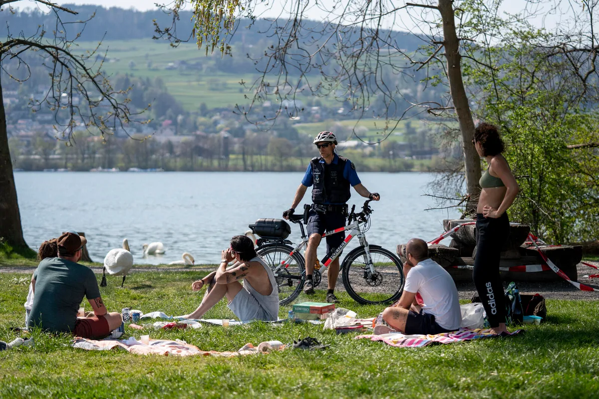 uster_11042020_coronapolizei_crm_20 Die Stadt Uster will die Situation am Greifensee beobachten und vermehrt kontrollieren., Auch die Gemeinde Pfäffikon behält die Lage am Seequai im Auge.