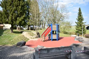 sei_0373 Der Spielplatz neben dem Rütiweg in Uster bleibt mindestens noch bis zum 26. April gesperrt., Auch der Ping-Pong-Tisch und die Schaukel sind mit Sperrband umzäunt., Einige Anwohner bedauern das. Andere fordern, dass..., ...auch der daneben liegende Fussballplatz nicht mehr betreten werden darf., Dieser werde besonders in den späteren Nachmittagsstunden häufiger besucht, wollen Anwohner beobachtet haben.