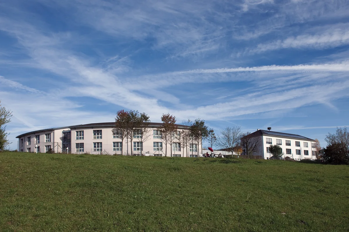 Das Pflegepersonal, im Bild das Pflegeheim Dietenrain, soll einen Corona-Anerkennungs-Bonus bekommen., Gemäss Gemeinderat Peter Mathis-Jäggi (SP) in Form eines Uster-Batzens für beispielsweise 200 Franken pro Person.