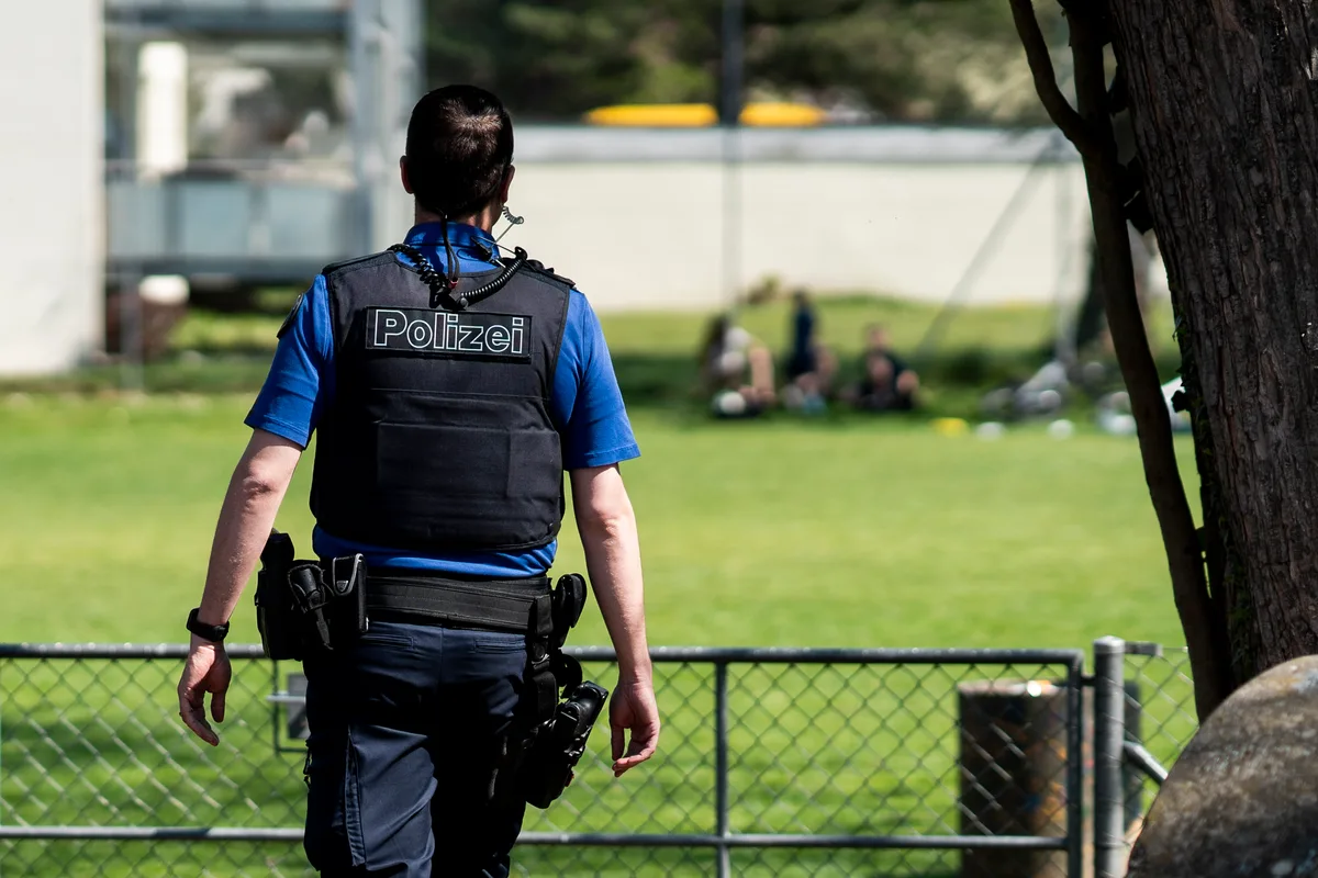 uster_11042020_coronapolizei_crm_10 , , , , , , , , , , , Mit Spannung wird erwartet, was Innenminister Alain Berset heute für Öffnungsschritte aus dem Lockdown verkünden wird.,