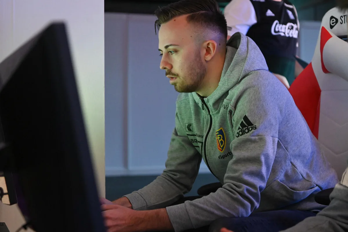 2019_05_04_esports_10h_37m_20s_0002_uz Der Fehraltorfer Luca Boller hat seinen Job auf einer Bank aufgegeben., Seit 2017 beim FC Basel: Luca Boller., Luca Boller wünscht sich für die Zukunft eine offizielle Schweizer Liga., Luca Boller in seiner ehemaligen Wohnung in Fehraltorf.