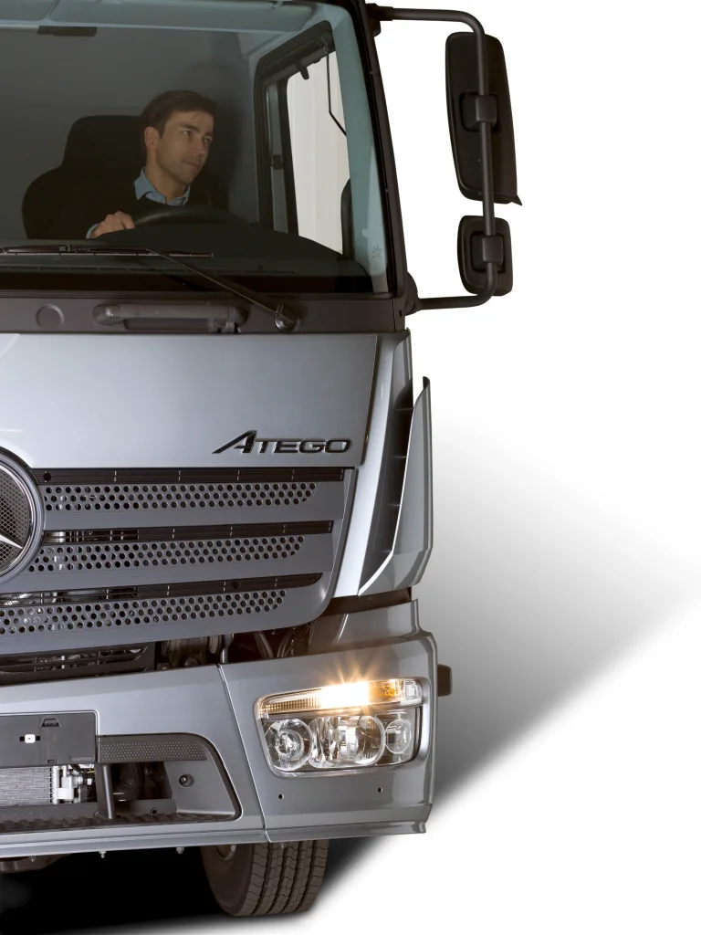 Sich beim Rückwärtsfahren mit einem Lastwagen primär auf den Blick in den Rückspiegel zu verlassen, kann fatal enden.