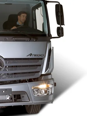 25_mb_atego_daimer_13c245_08 Sich beim Rückwärtsfahren mit einem Lastwagen primär auf den Blick in den Rückspiegel zu verlassen, kann fatal enden.