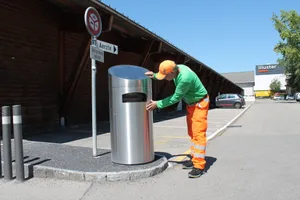 img_4852 Die Stadt Uster hat den «Solar-Presshai» während eines Jahres getestet., Der Abfallkübel mit Solarmodul, das Strom für die Müllpresse liefert, stand bis vor kurzem am Landiweg., Etwa 9000 Franken kostete der Abfallkübel die Stadt. Das Teil bleibt auf städtischem Gebiet ein Unikat.