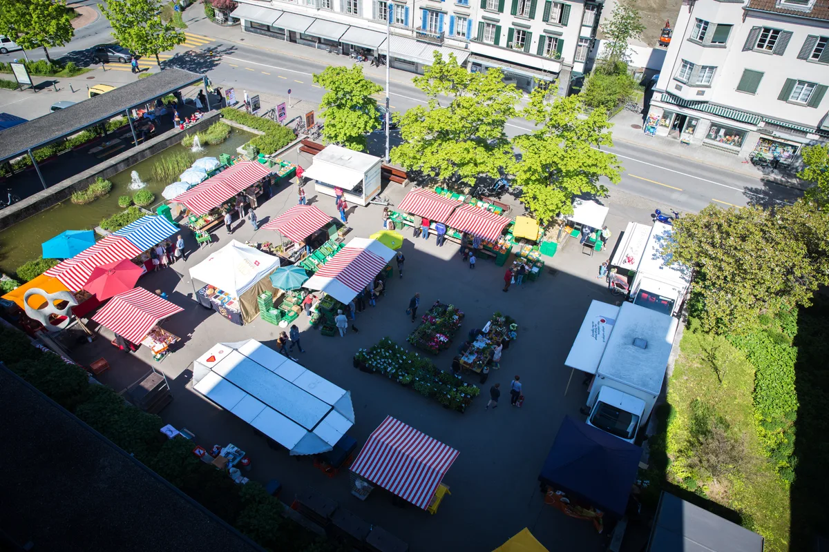 So sah der Freitagsmarkt in Uster in vergangenen Jahren jeweils aus., Aufgrund des Coronavirus wollte der Stadtrat eine dezentrale Marktanordnung einführen und den Anlass dennoch durchführen., Doch der Kanton intervenierte bei der Stadt., Stadtrat Jean-François Rossier (SVP) war von der kurzfristigen Intervention nicht begeistert., Verbale Rückendeckung im Bestreben den Wochenmarkt wieder zu öffnen erhält der Stadtrat von Regierungsrätin Carmen Walker Späh.